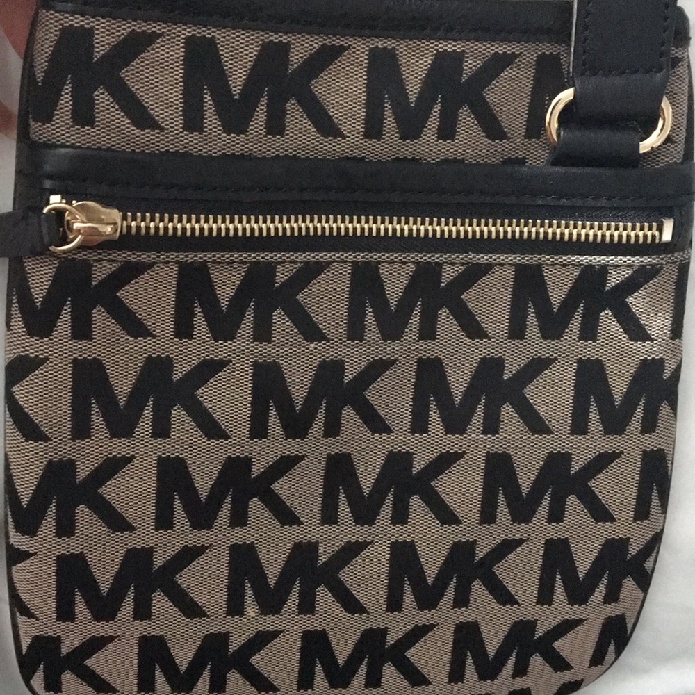 Cute Michel Kors side bag